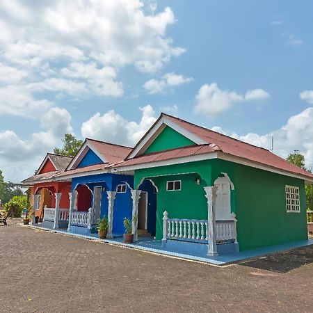 Oyo 90744 Bari Indah Beach Resort Kuala Terengganu Esterno foto