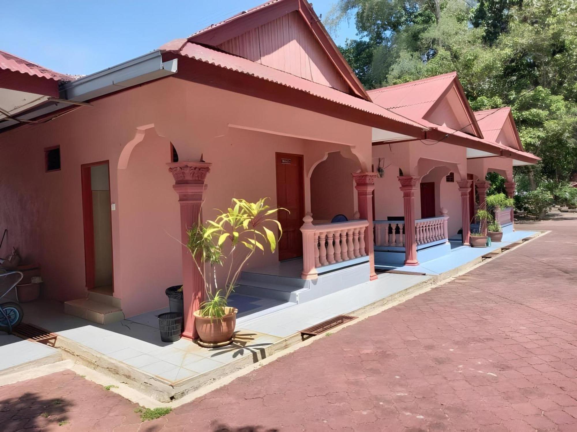 Oyo 90744 Bari Indah Beach Resort Kuala Terengganu Esterno foto