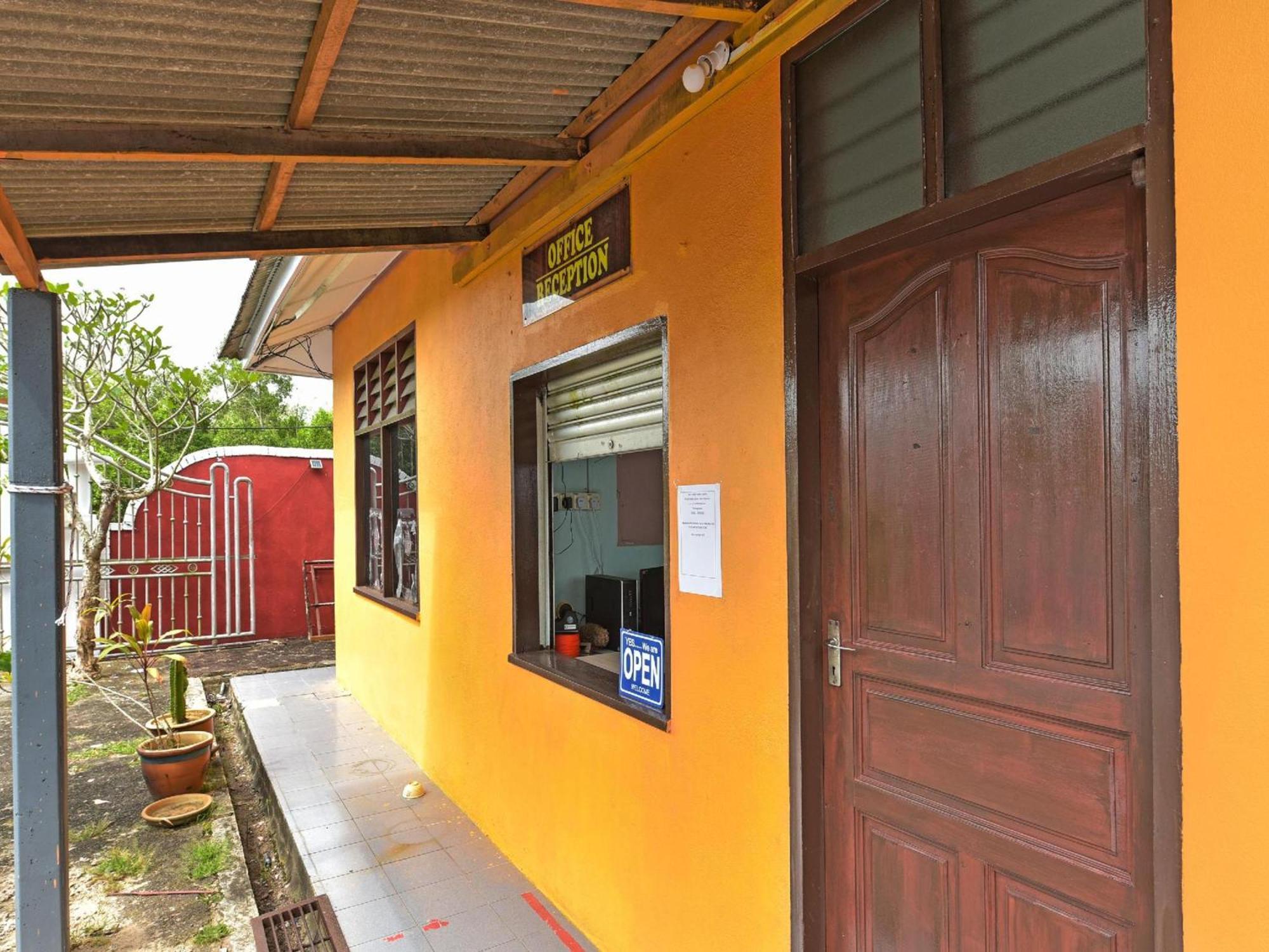 Oyo 90744 Bari Indah Beach Resort Kuala Terengganu Esterno foto
