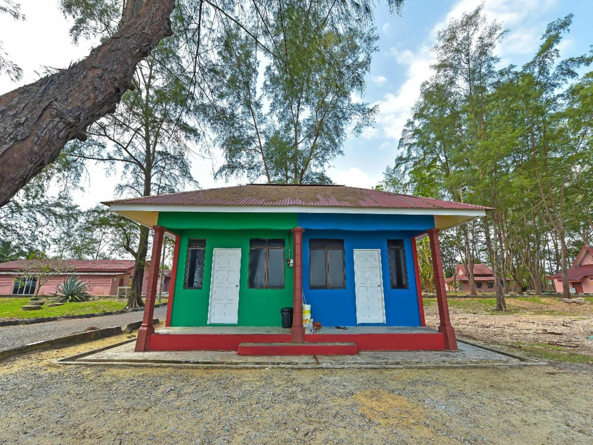 Oyo 90744 Bari Indah Beach Resort Kuala Terengganu Esterno foto