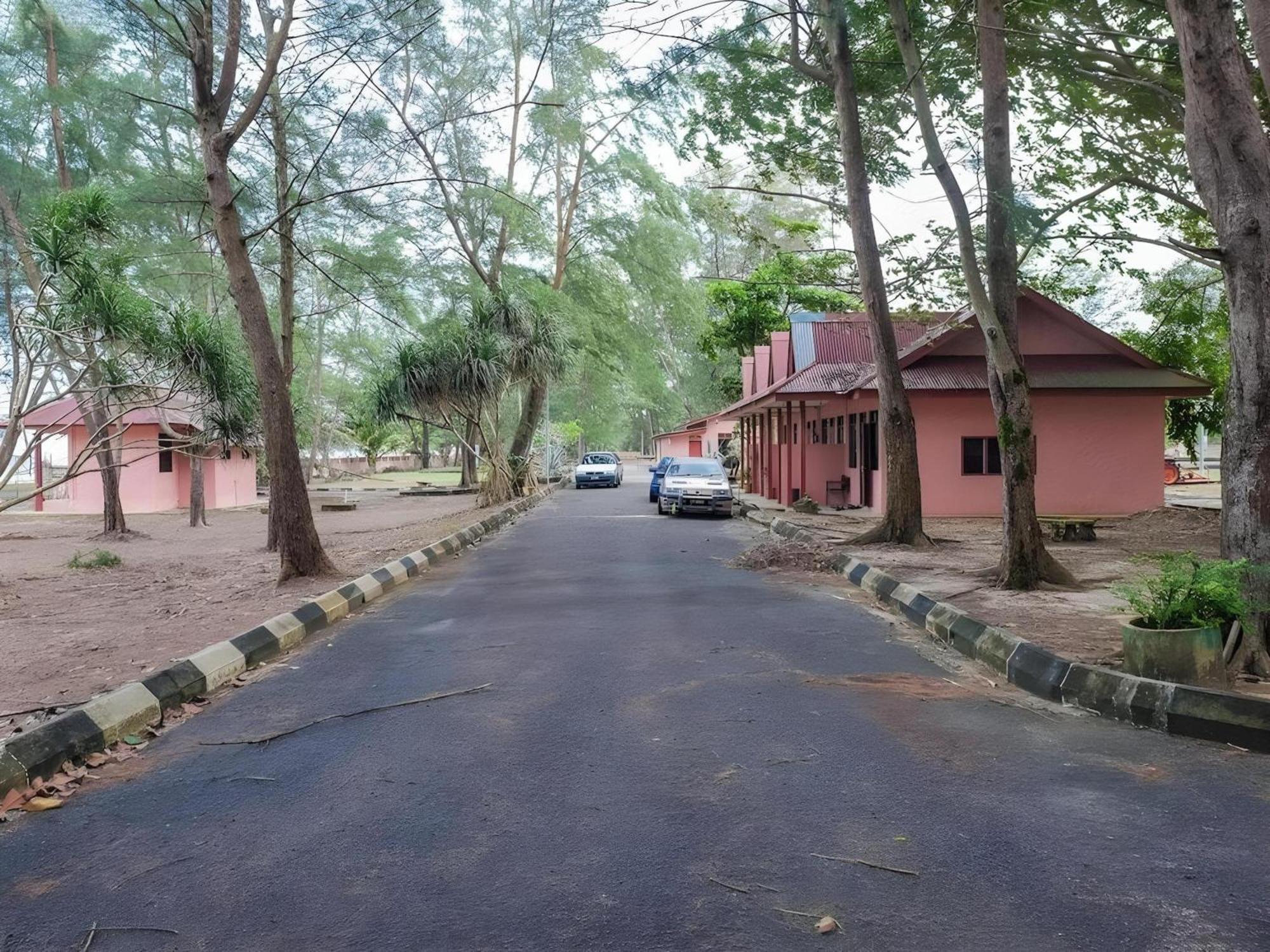 Oyo 90744 Bari Indah Beach Resort Kuala Terengganu Esterno foto