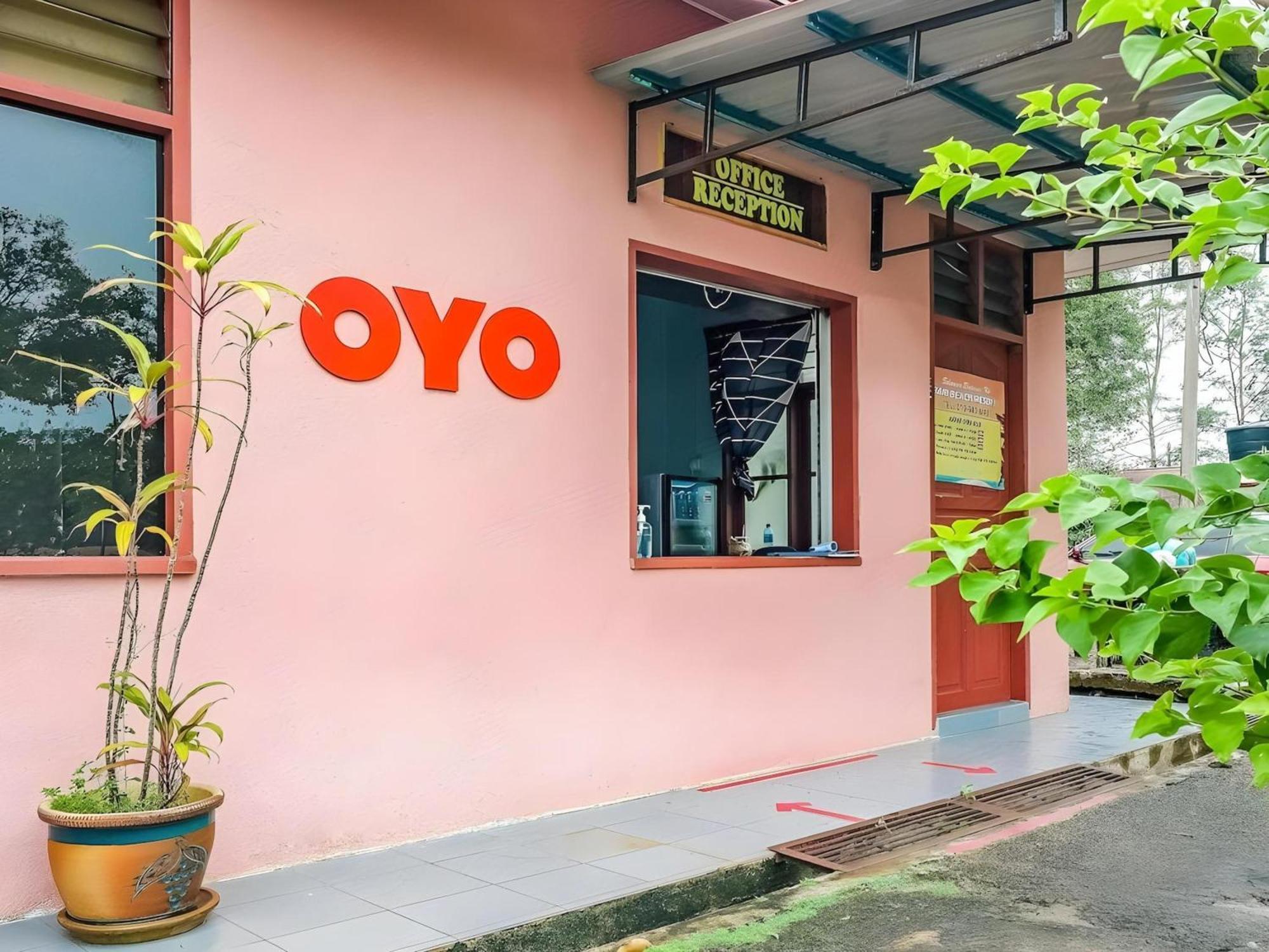 Oyo 90744 Bari Indah Beach Resort Kuala Terengganu Esterno foto