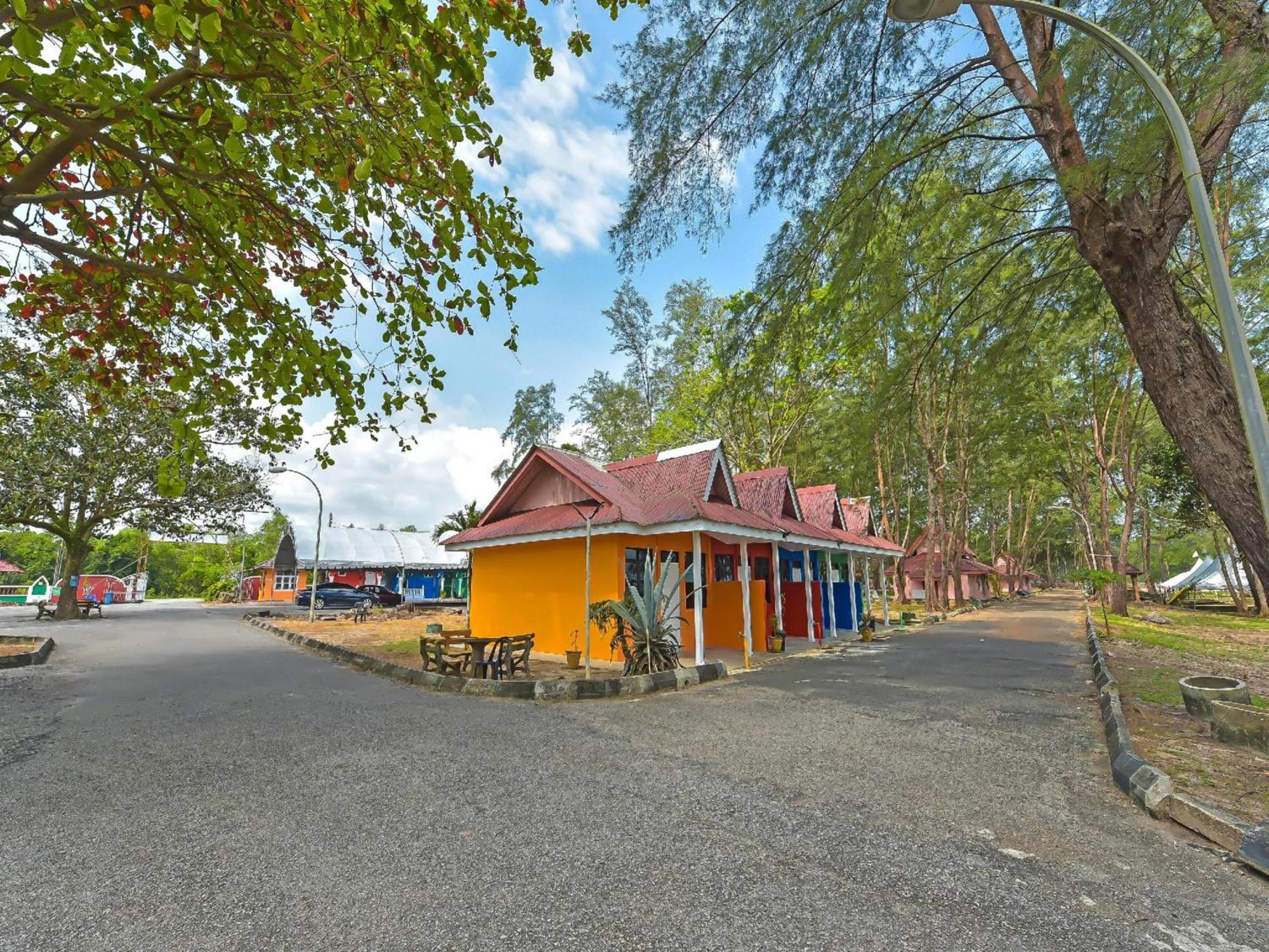 Oyo 90744 Bari Indah Beach Resort Kuala Terengganu Esterno foto
