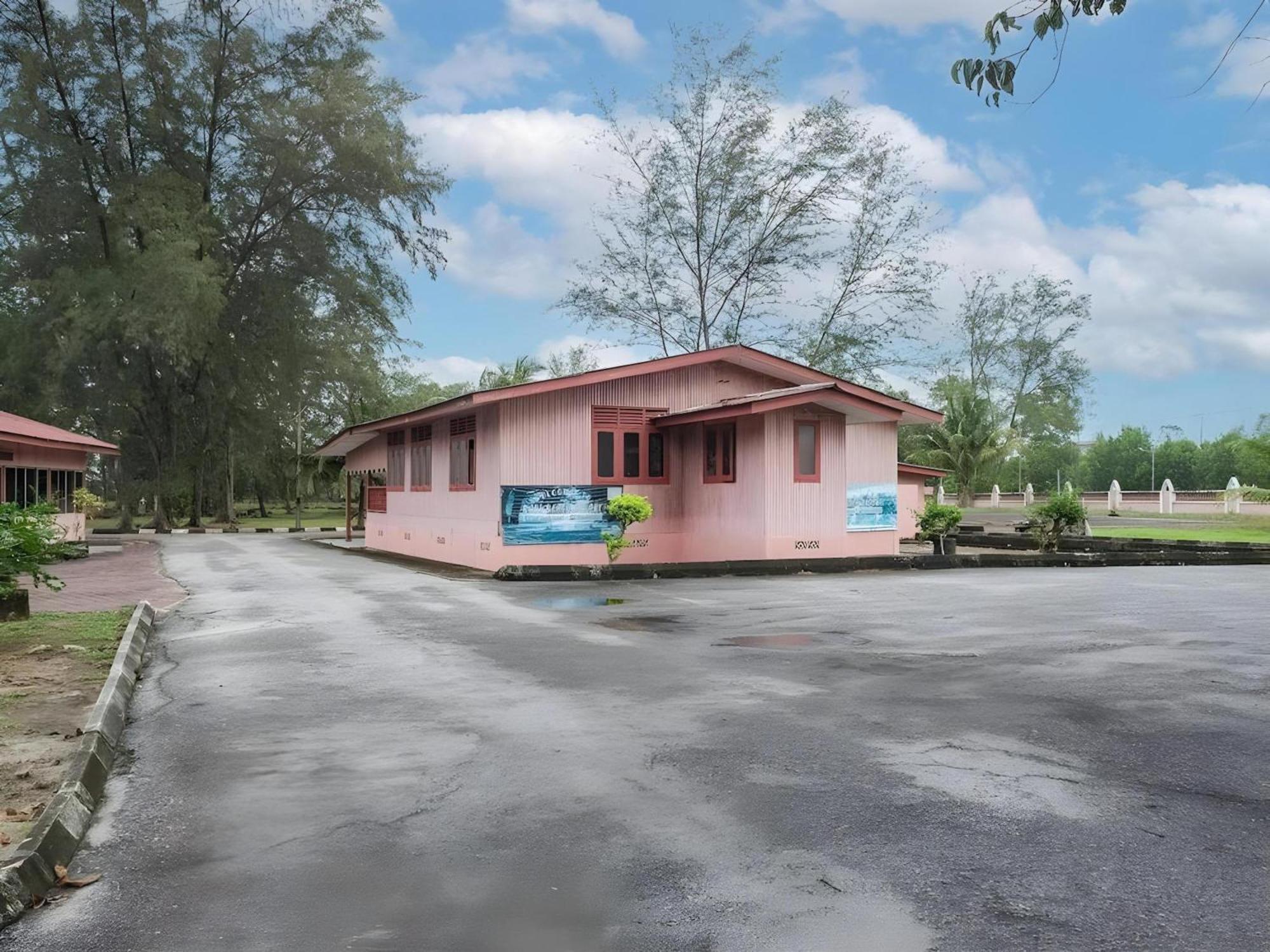 Oyo 90744 Bari Indah Beach Resort Kuala Terengganu Esterno foto