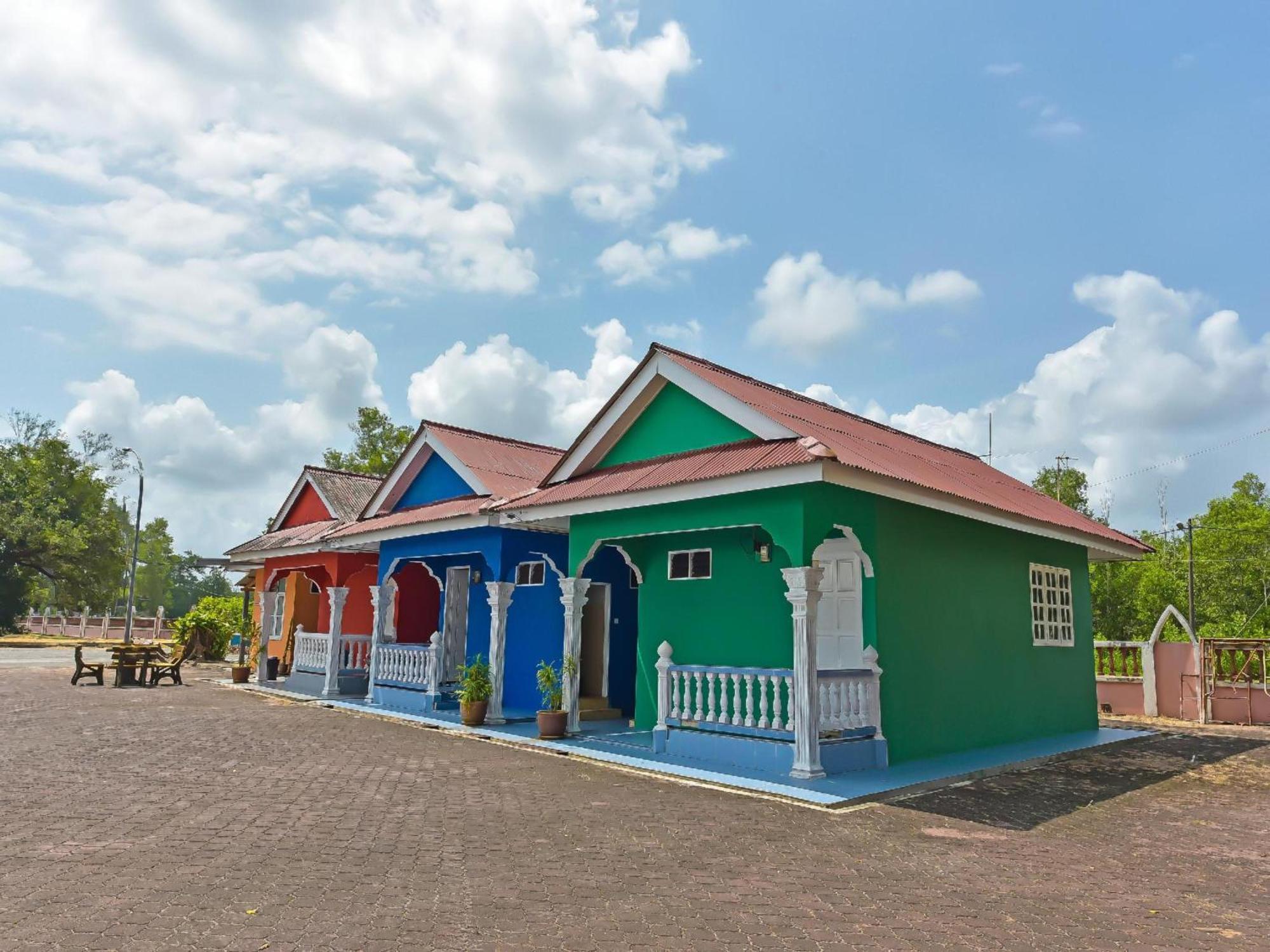 Oyo 90744 Bari Indah Beach Resort Kuala Terengganu Esterno foto