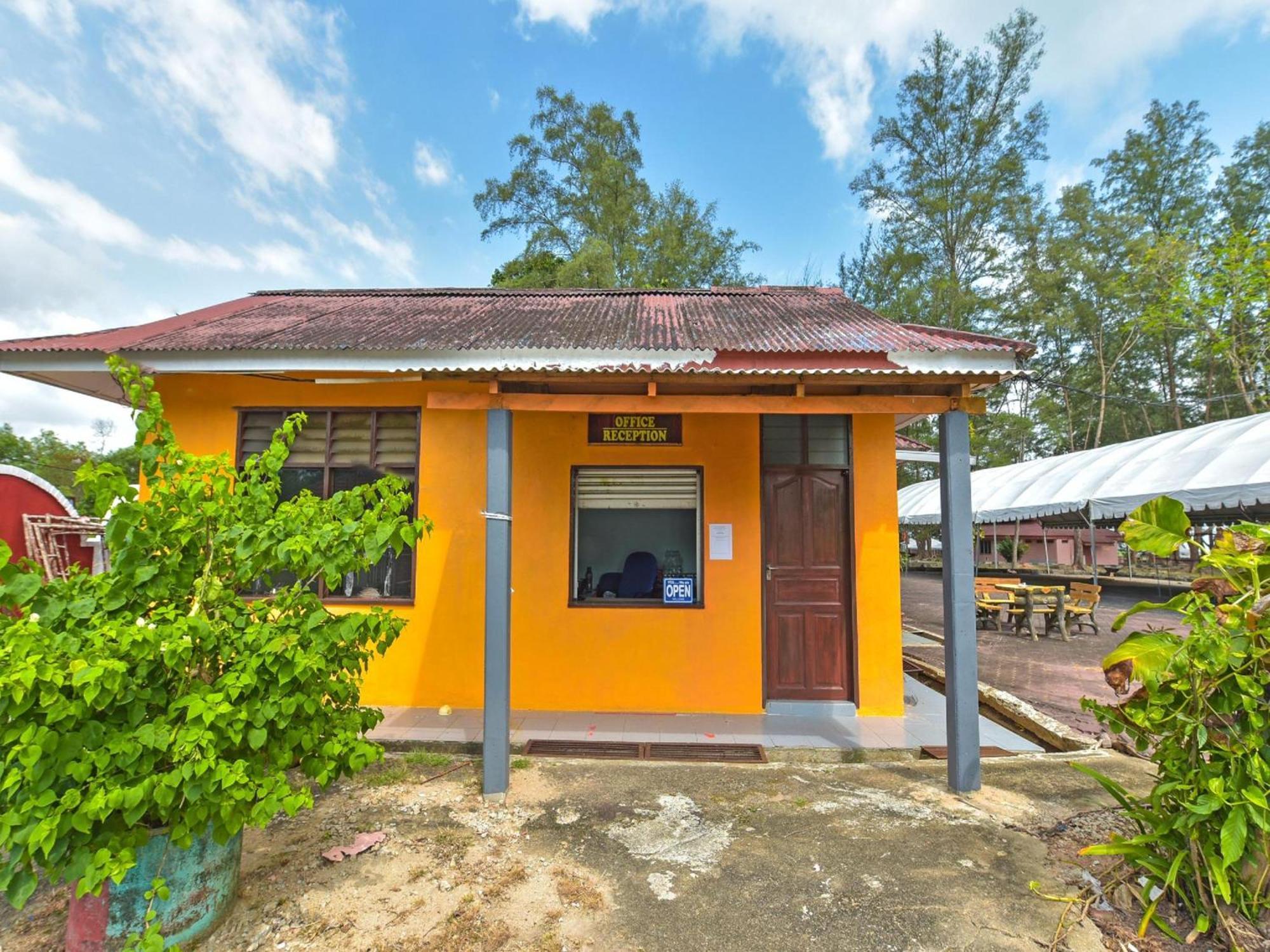 Oyo 90744 Bari Indah Beach Resort Kuala Terengganu Esterno foto
